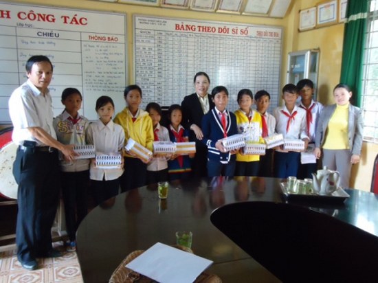 Mục sư Thời phát tập vở tại một trường học xã Ba La, Huyện Bảo Lâm